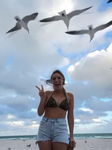 Lele趁著這有趣畫面,開心比手勢要朋友替她拍影片和拍照。(IG)