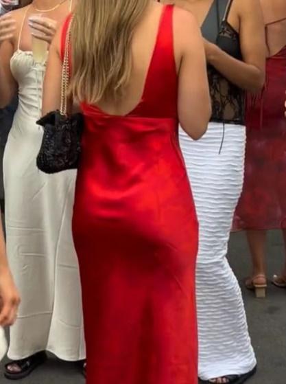 Anna一甫進會場,立即發現自己與「大量」女觀眾撞衫。(TikTok)