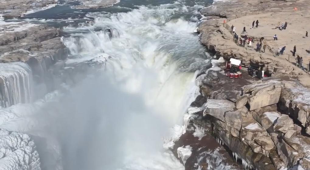 影片顯示,河水的確變清,壺口瀑布亦變成「銀色」瀑布。(微博)
