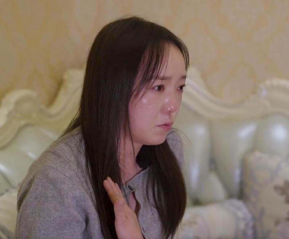 李老師兩眼通紅的表示:「為甚麼要讓我遭受這樣的謾罵。」(微博)