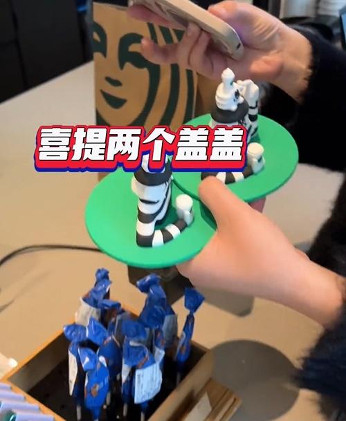 主人花了180元人民幣買下兩個殘存的杯蓋。(微博)