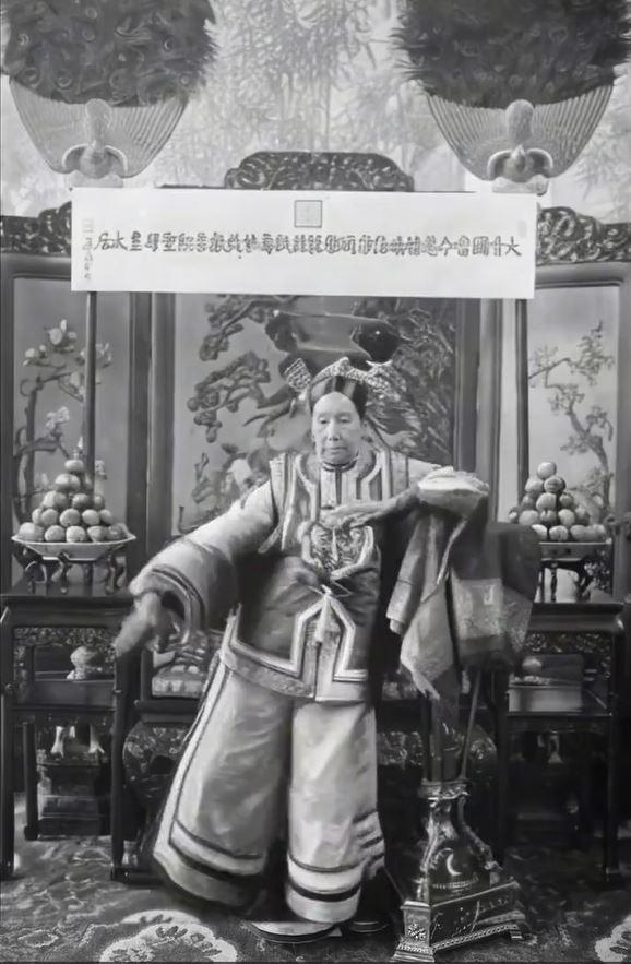 原本端坐鏡頭前的慈禧經DeepFake技術加工後變成「熱舞太后」復活,惟舞動時與身軀的配合略顯生硬