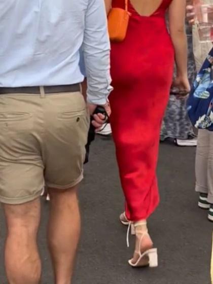 Anna一甫進會場,立即發現自己與「大量」女觀眾撞衫。(TikTok)