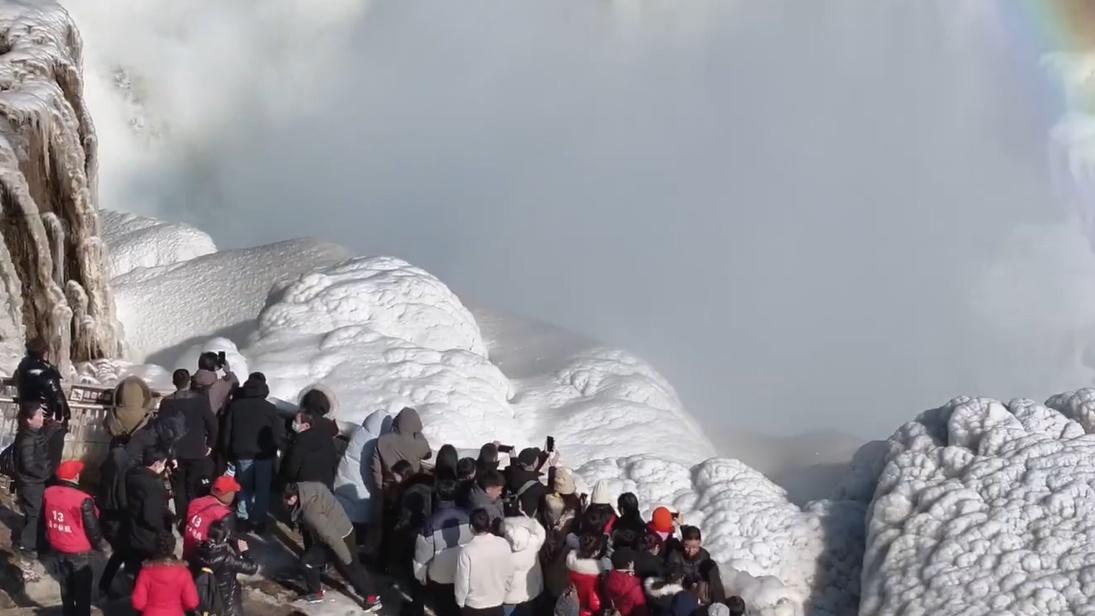 影片顯示,河水的確變清,壺口瀑布亦變成「銀色」瀑布。(微博)