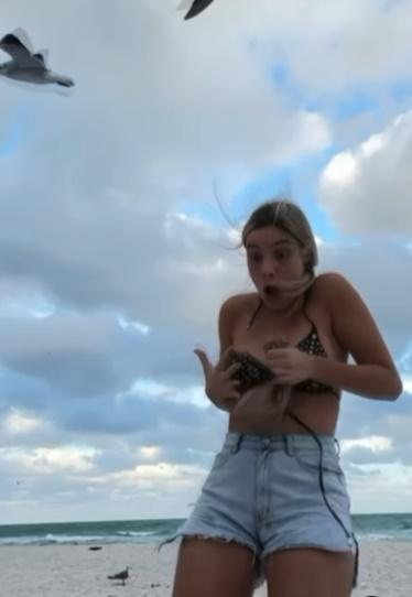 比堅尼就在鏡頭前快要掉下,幸好Lele及時用手撓著比堅尼才不致走光。(IG)