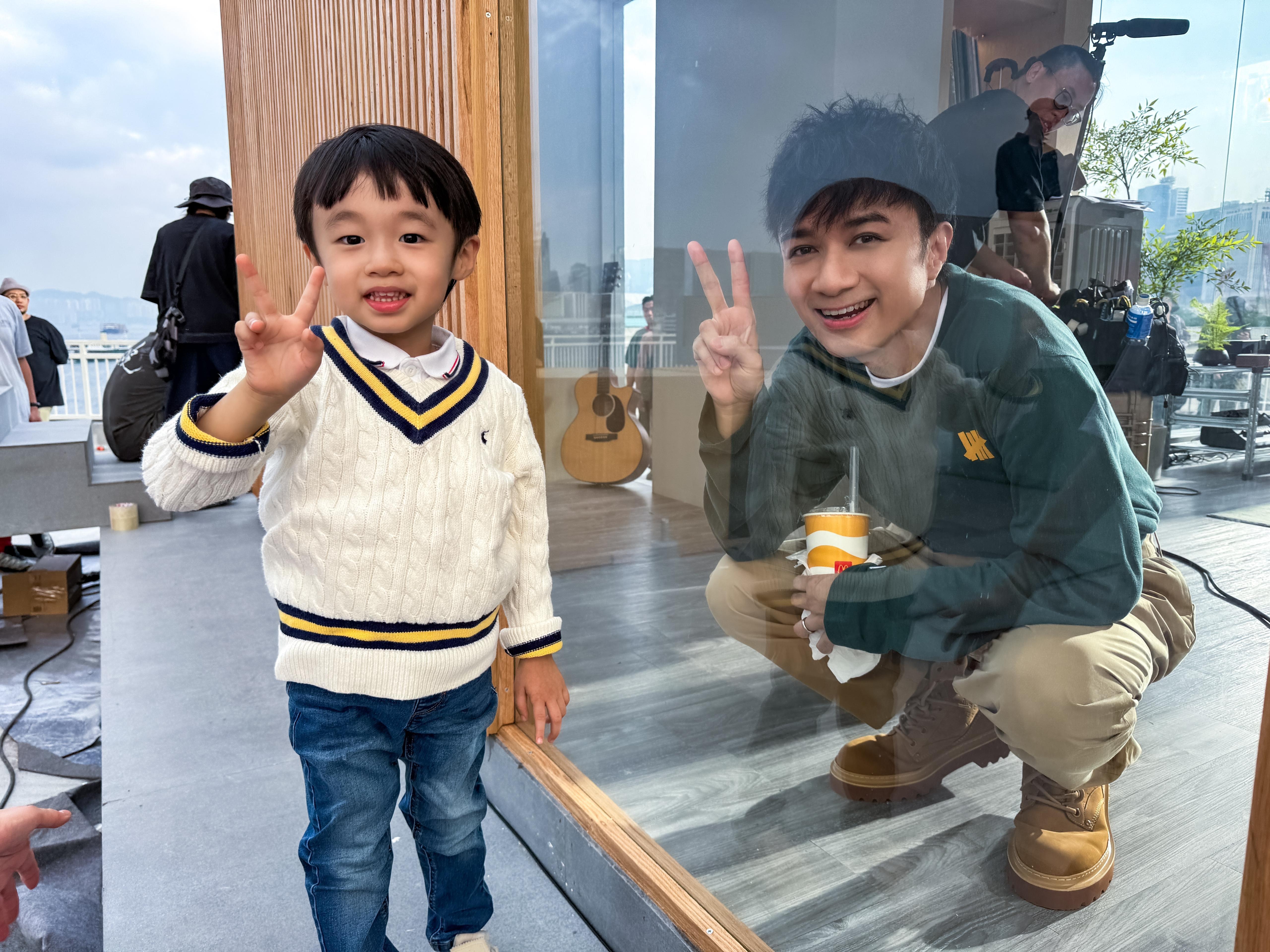 古巨基為銀行拍廣告,獲寶貝仔Kuson亦有到場探班。