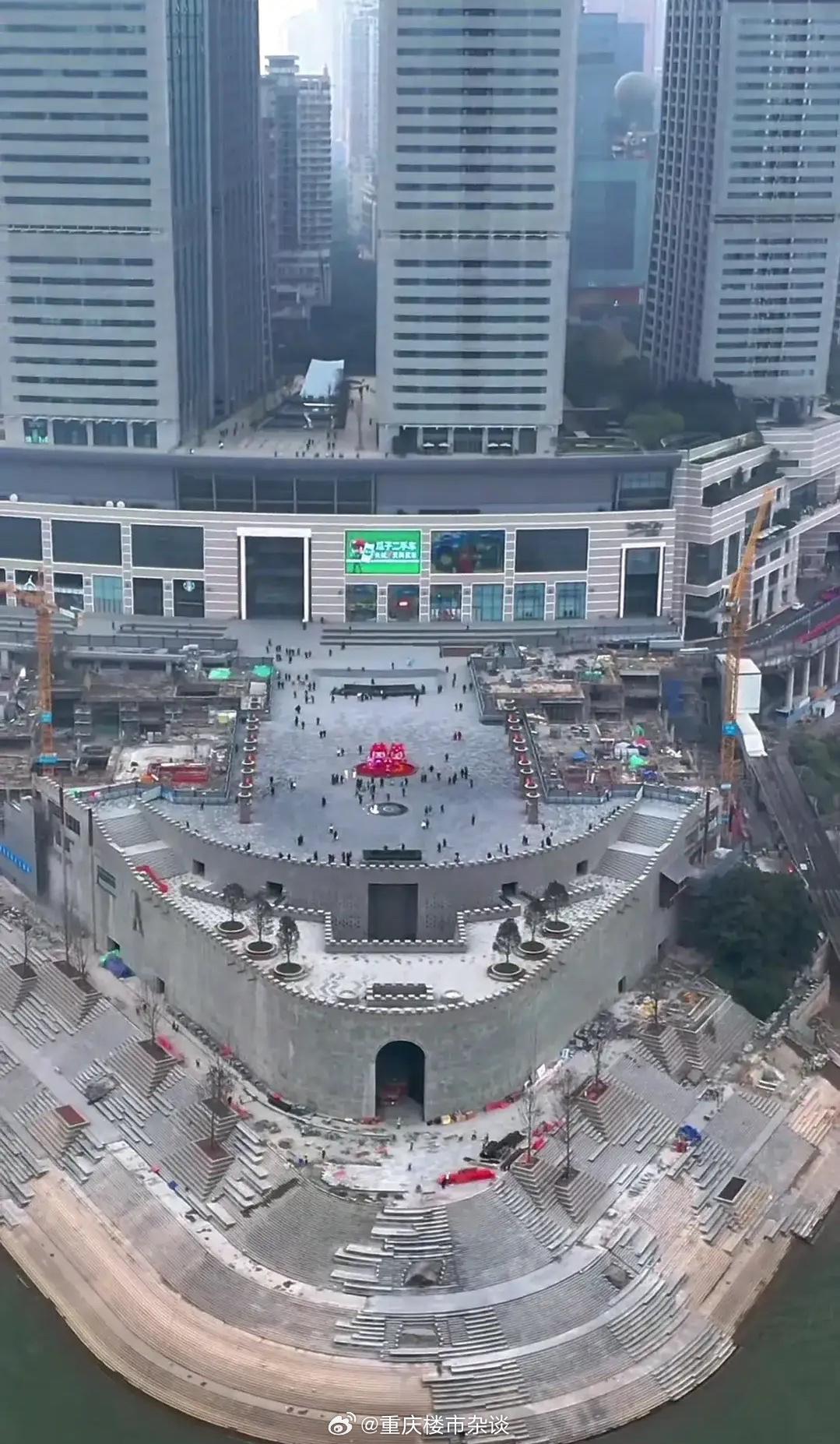 重慶地標建築之一的朝天門近日重修後開放,眾多市民遊客拍照打卡,但不少人投訴,仿古城牆改得太高太厚,反而遮擋遊客觀看江景(網上圖片)