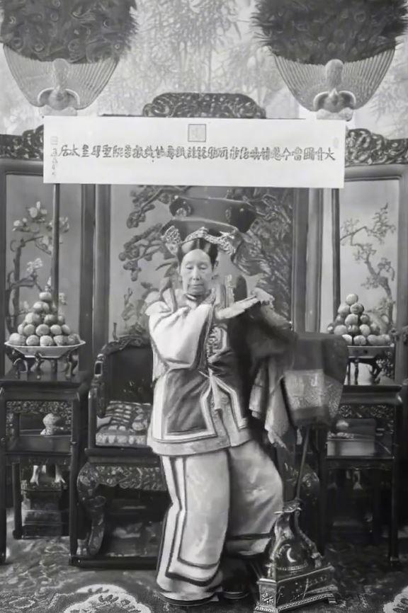 原本端坐鏡頭前的慈禧經DeepFake技術加工後變成「熱舞太后」復活,惟舞動時與身軀的配合略顯生硬