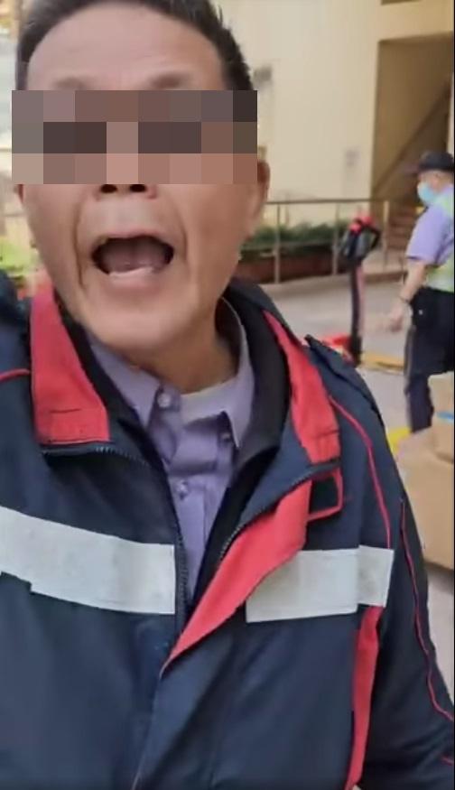 網上熱話|保安喝斥送貨員,叫送貨員自己報警。(網片截圖)