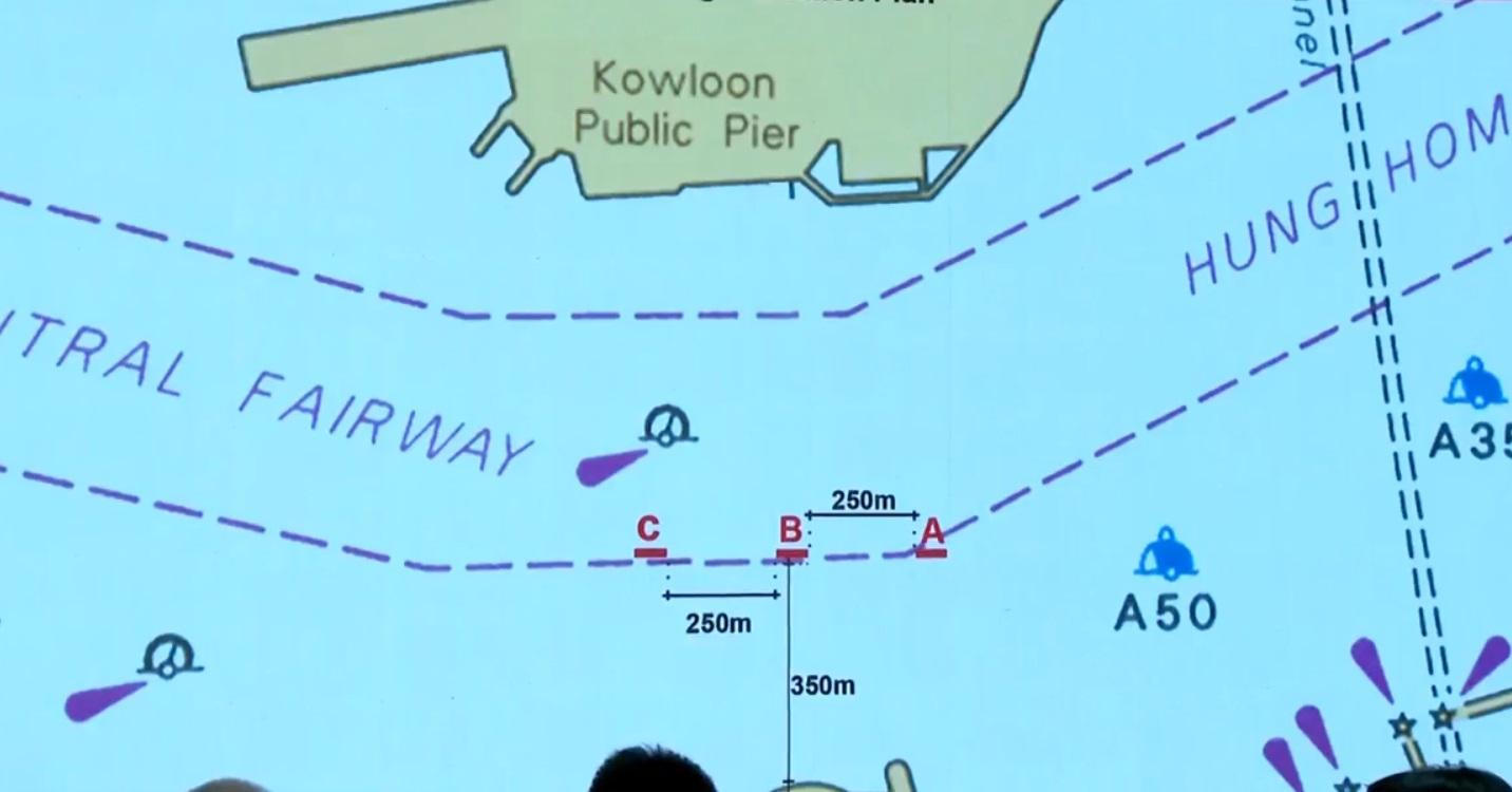 農曆新年2024|3條躉船全長650米,在灣仔會展對開的維港發放23,888枚煙花。(網上截圖)