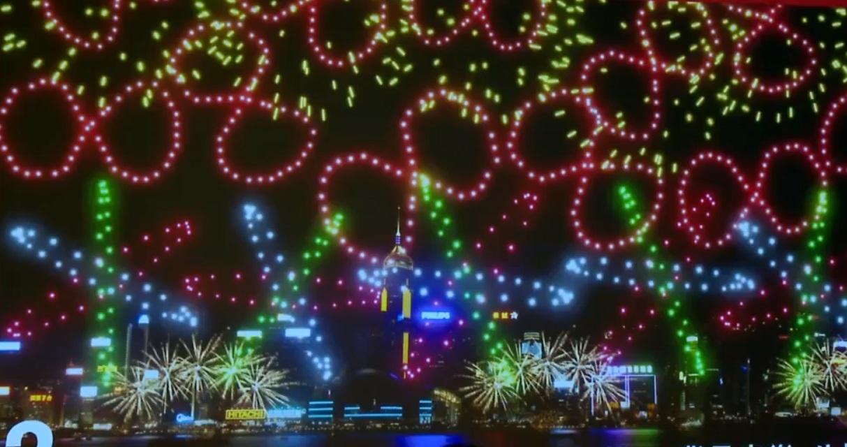 第二幕「八星賀喜賀賀喜」會有「金色8字」和「紅色8字變爆裂」造型的禮花彈。(直播截圖)