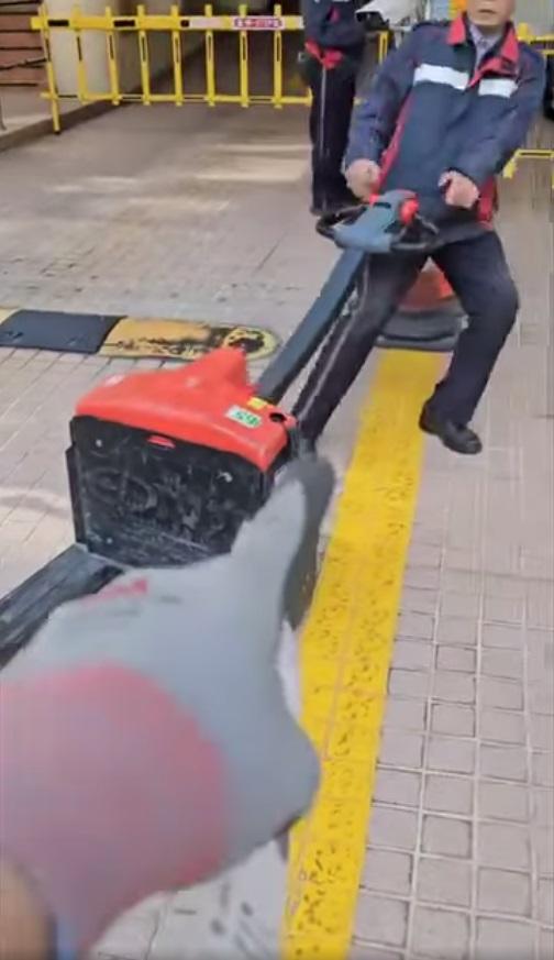 網上熱話|保安企圖拉動唧車,惟跌倒在地。(網片截圖)
