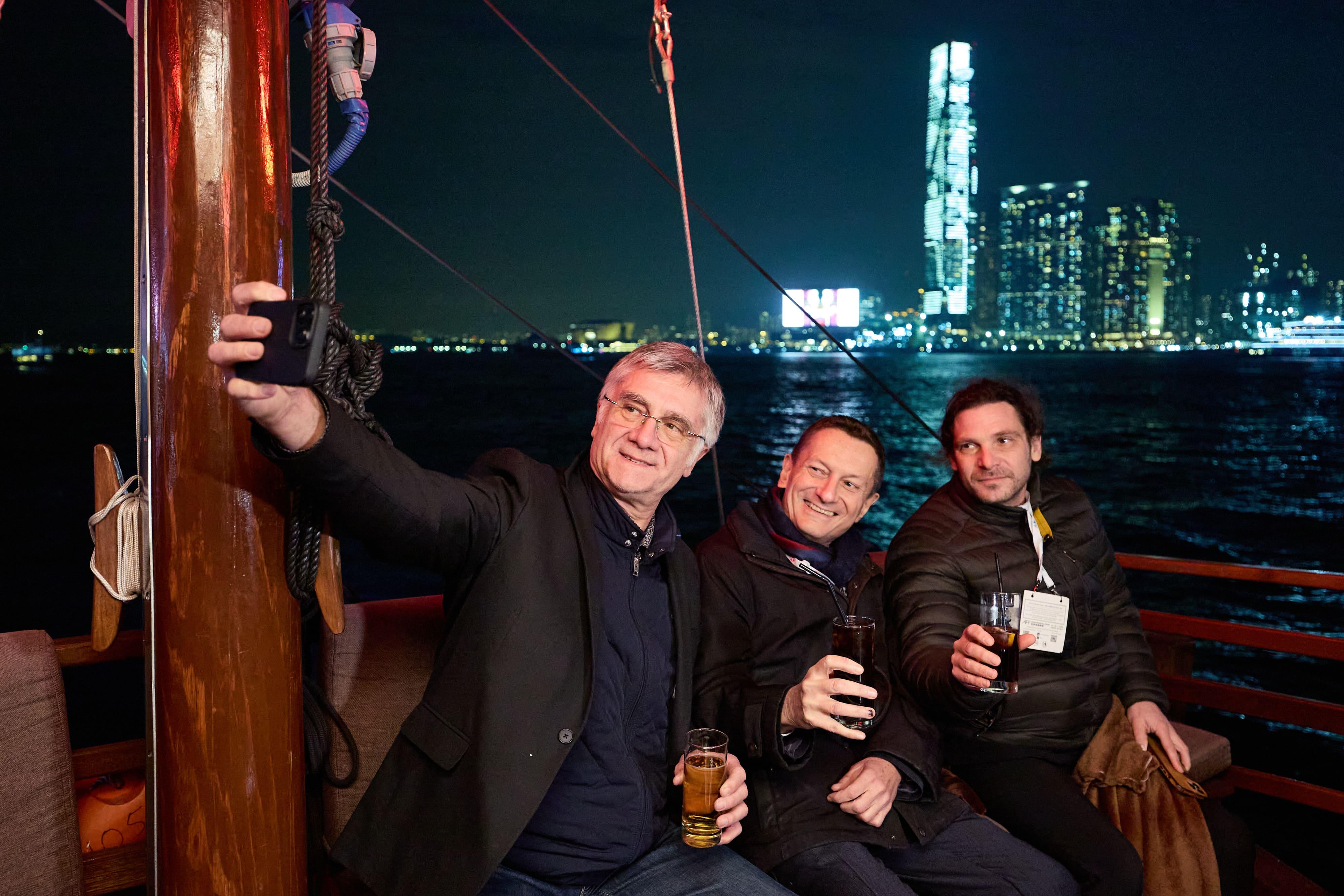 旅發局安排亞洲金融論壇嘉賓走出會議廳 體驗海陸夜景深度遊