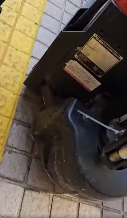 網上熱話|送貨員指自己的唧車被刮花。(網片截圖)