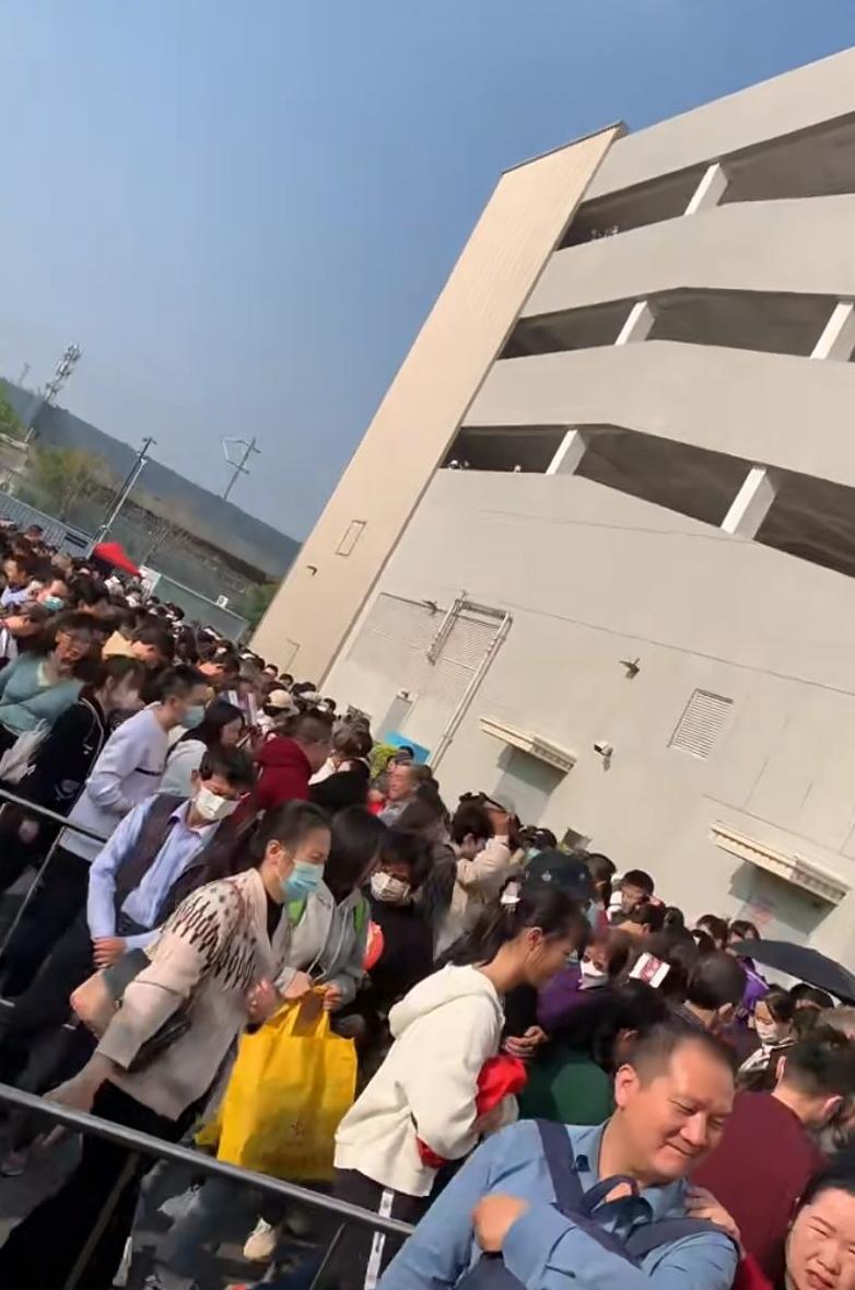 深圳Costco今開業 數千人「打蛇餅」需排3小時