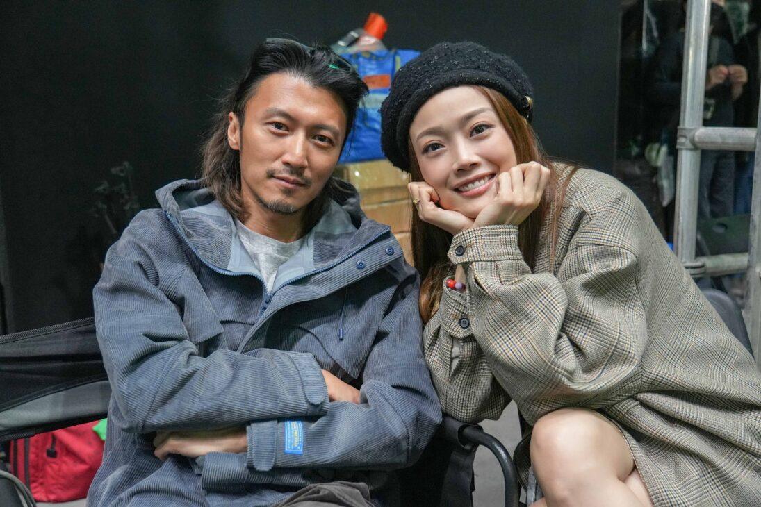 容祖兒與久違了的師兄謝霆鋒在片場見面。