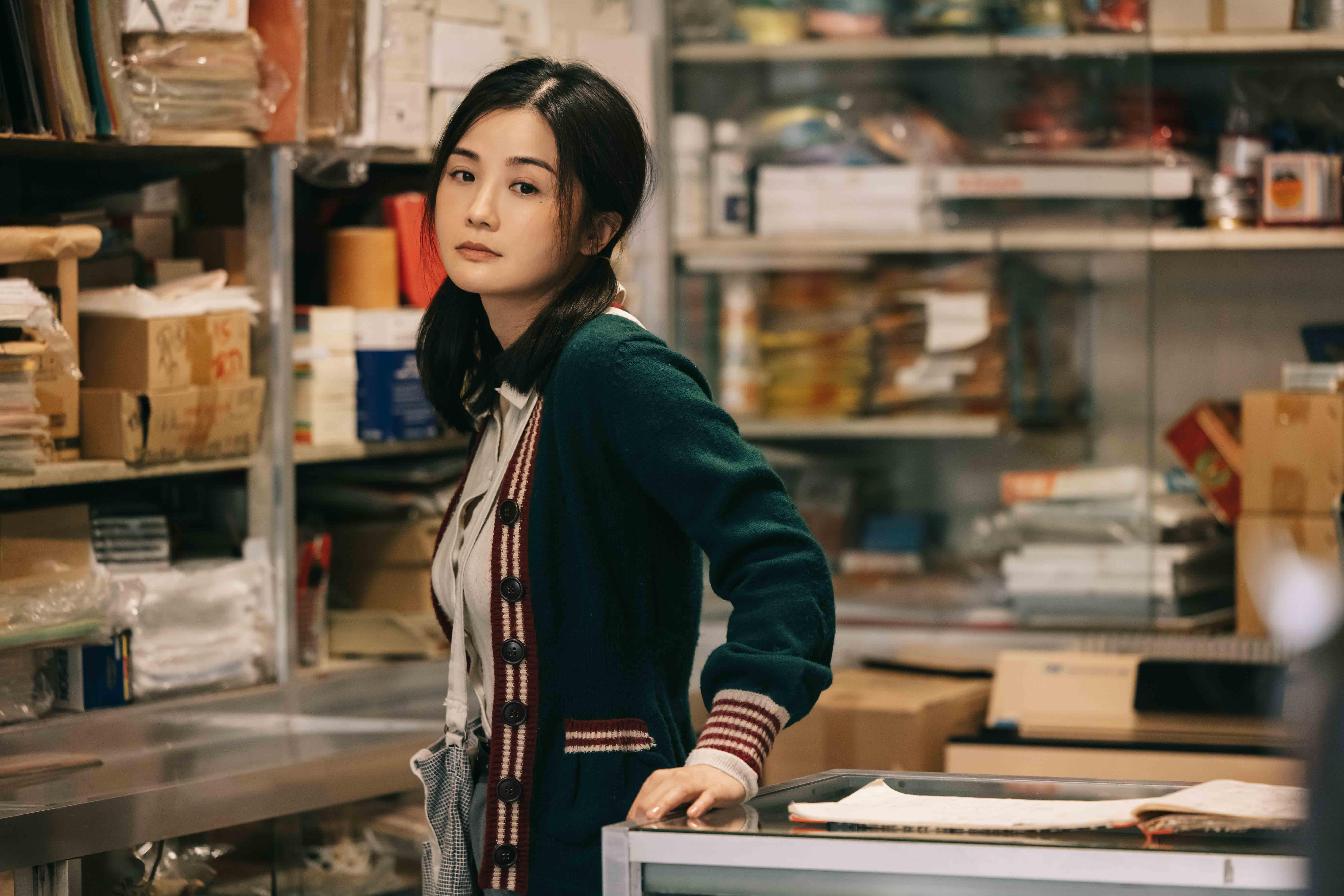 《金手指》被刪剪片段曝光,蔡卓妍對色迷迷的老闆張達明拋胸露「本錢」。