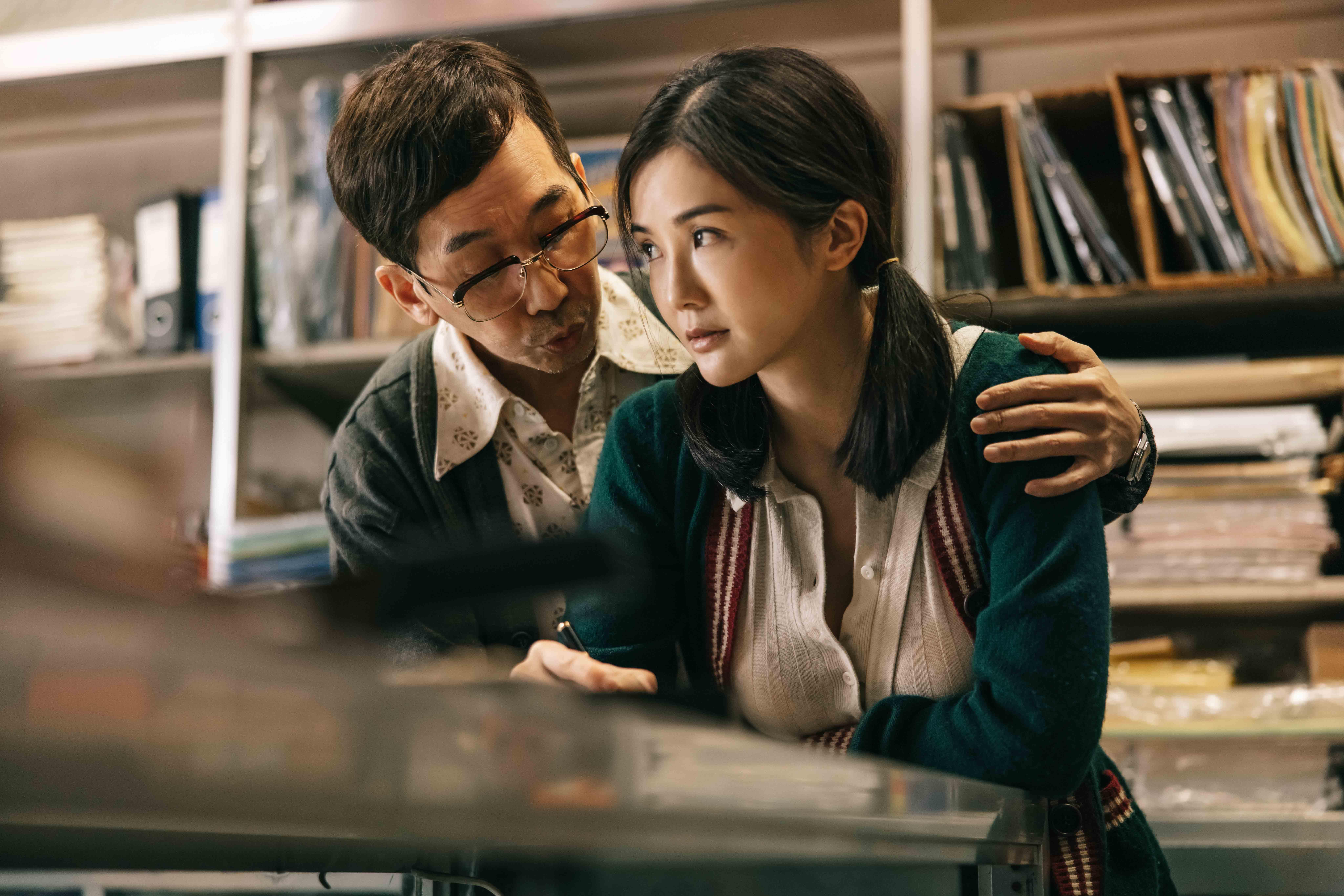 《金手指》被刪剪片段曝光,蔡卓妍對色迷迷的老闆張達明拋胸露「本錢」。