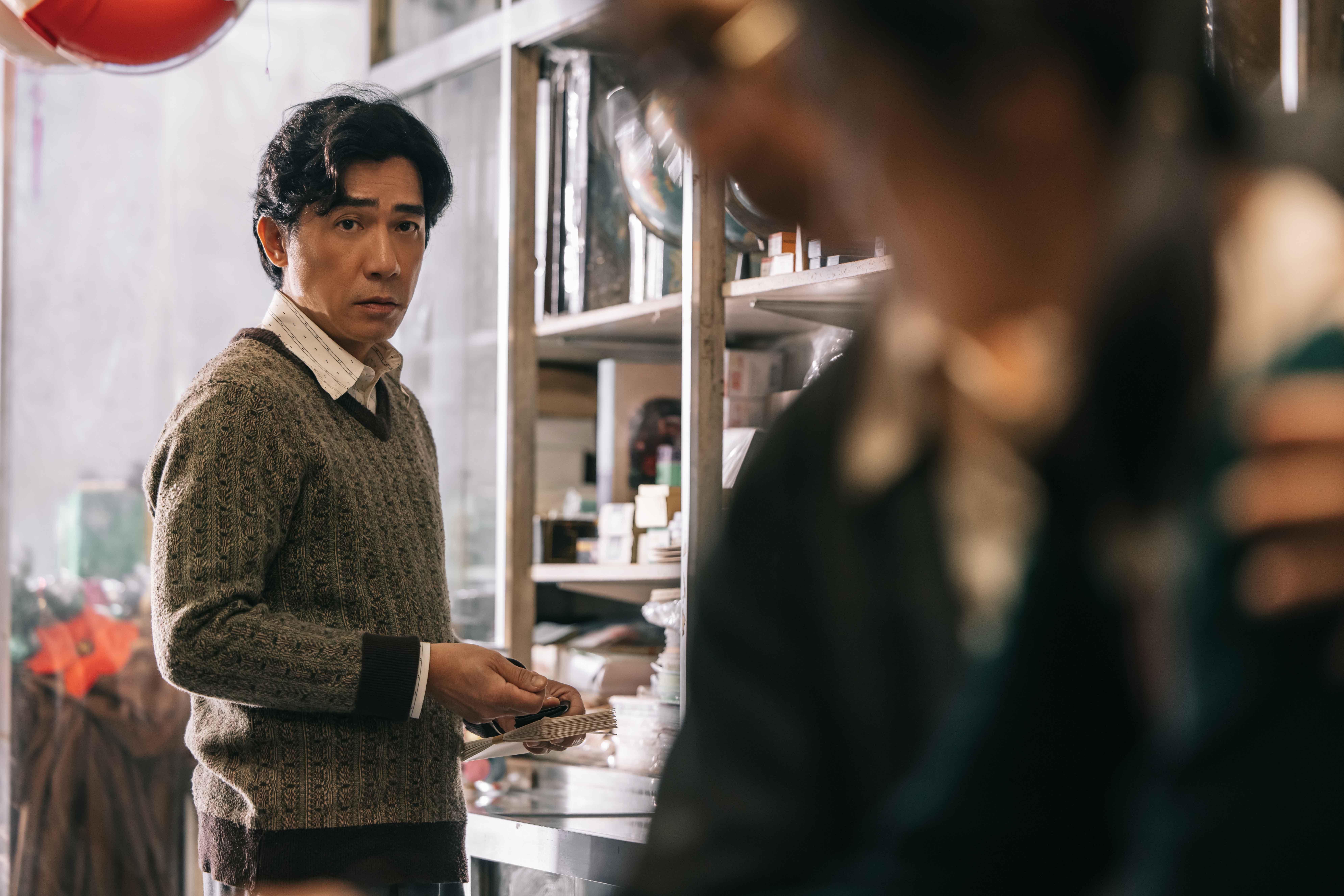 《金手指》被刪剪片段曝光,梁朝偉目擊蔡卓妍以驕人身材色誘張達明的情景。