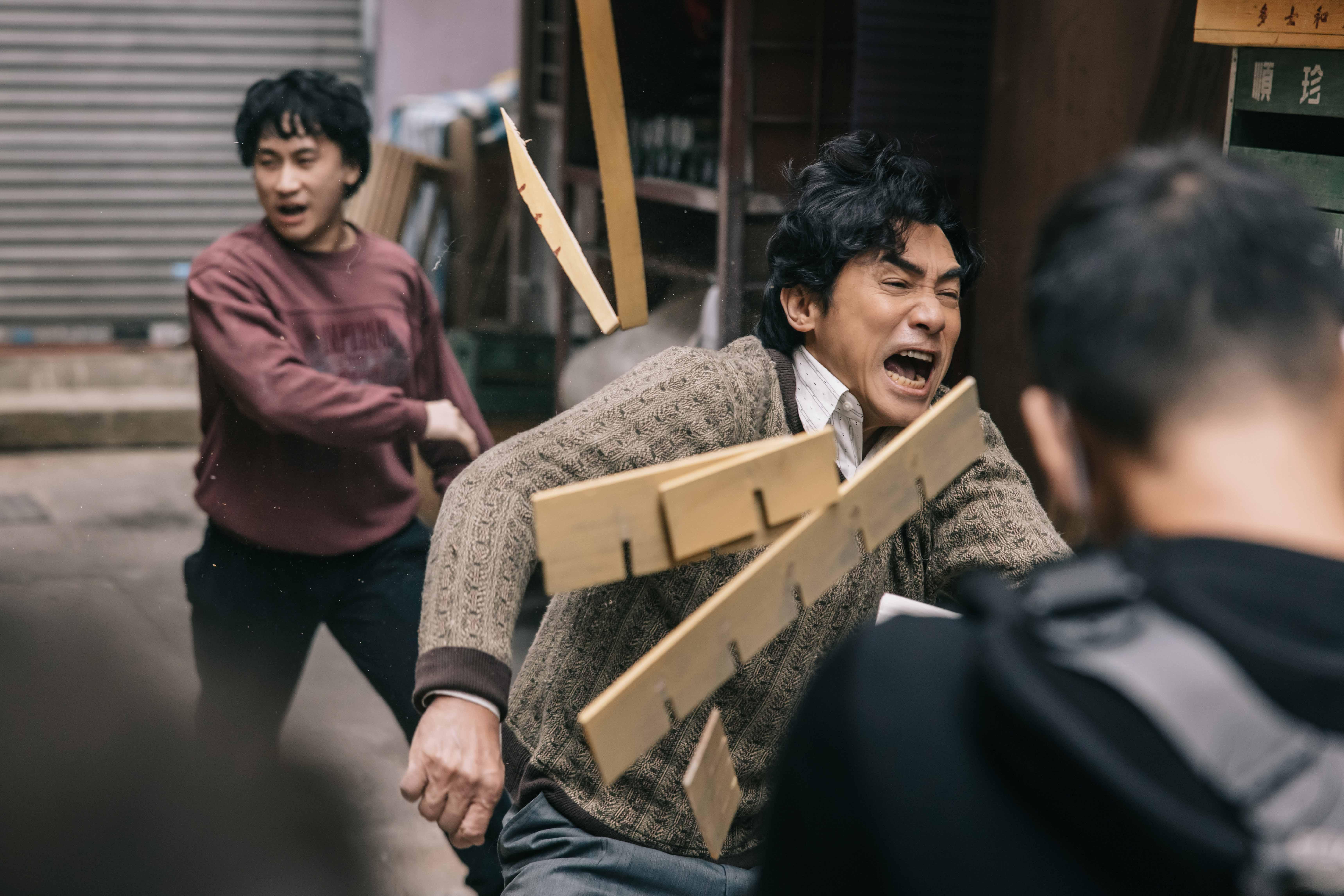 《金手指》公開被刪剪片段,梁朝偉笑言在後巷遭圍毆的動作戲好「濕碎」。