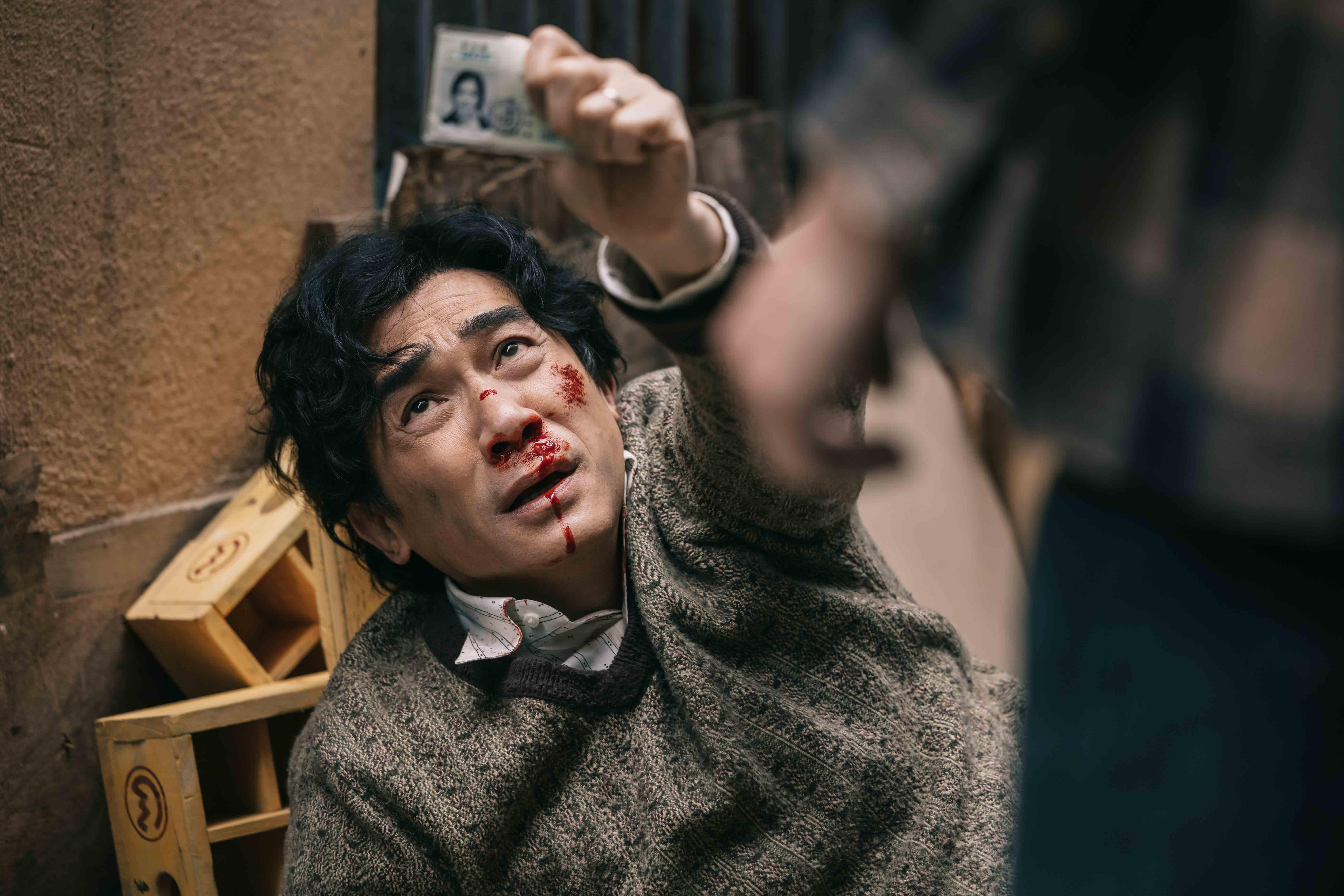 《金手指》公開被刪剪片段,梁朝偉笑言在後巷遭圍毆的動作戲好「濕碎」。