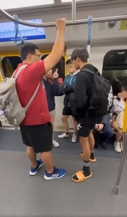 網上熱話|短褲女港鐵「M痛」踎地惹目光 斥學生哥視姦:你知唔知性騷擾嘅定義係咩?(網片截圖)