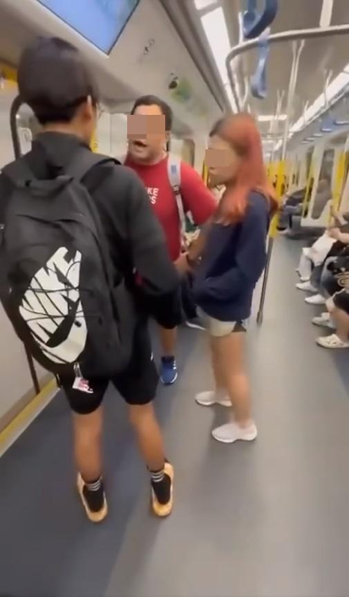 網上熱話|短褲女港鐵「M痛」踎地惹目光 斥學生哥視姦:你知唔知性騷擾嘅定義係咩?(網片截圖)