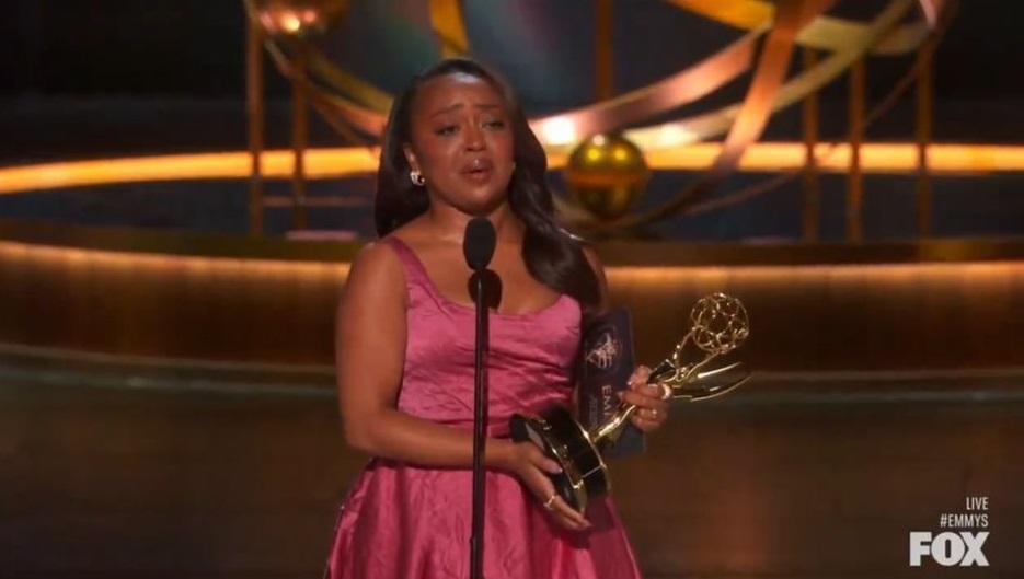 《小學風雲》的Quinta Brunson奪得喜劇視后喜極而泣。