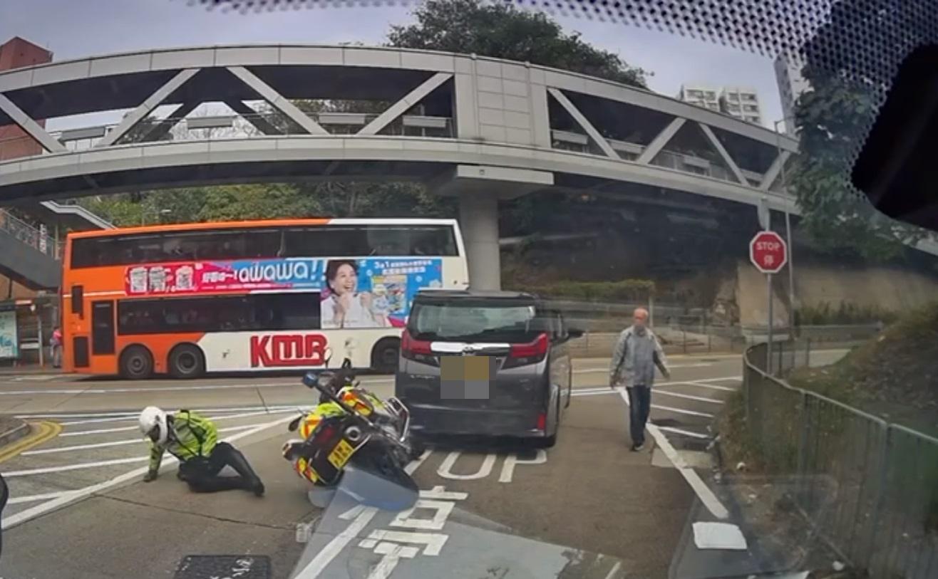 車Cam直擊|警察鐵騎在長沙灣道撞私家車車尾,警員失平衡倒地。(網片截圖)