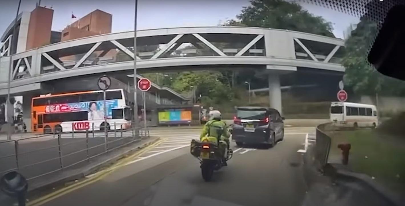 車Cam直擊|警察鐵騎在長沙灣道撞私家車車尾,警員失平衡倒地。(網片截圖)