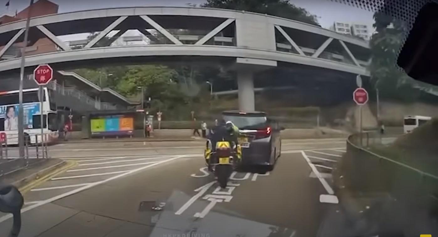 車Cam直擊|警察鐵騎在長沙灣道撞私家車車尾,警員失平衡倒地。(網片截圖)