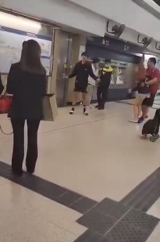 網上熱話|一段後續片可見3人在粉嶺站大堂對峙,男學生嘗試向圍觀人士解釋事件因由,女子欲衝前與男學生理論。(網片截圖)