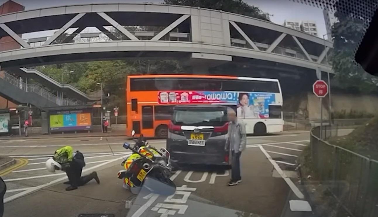 車Cam直擊|警察鐵騎在長沙灣道撞私家車車尾,警員失平衡倒地。(網片截圖)