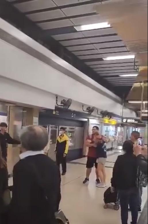 網上熱話|一段後續片可見3人在粉嶺站大堂對峙,男學生嘗試向圍觀人士解釋事件因由,女子欲衝前與男學生理論。(網片截圖)