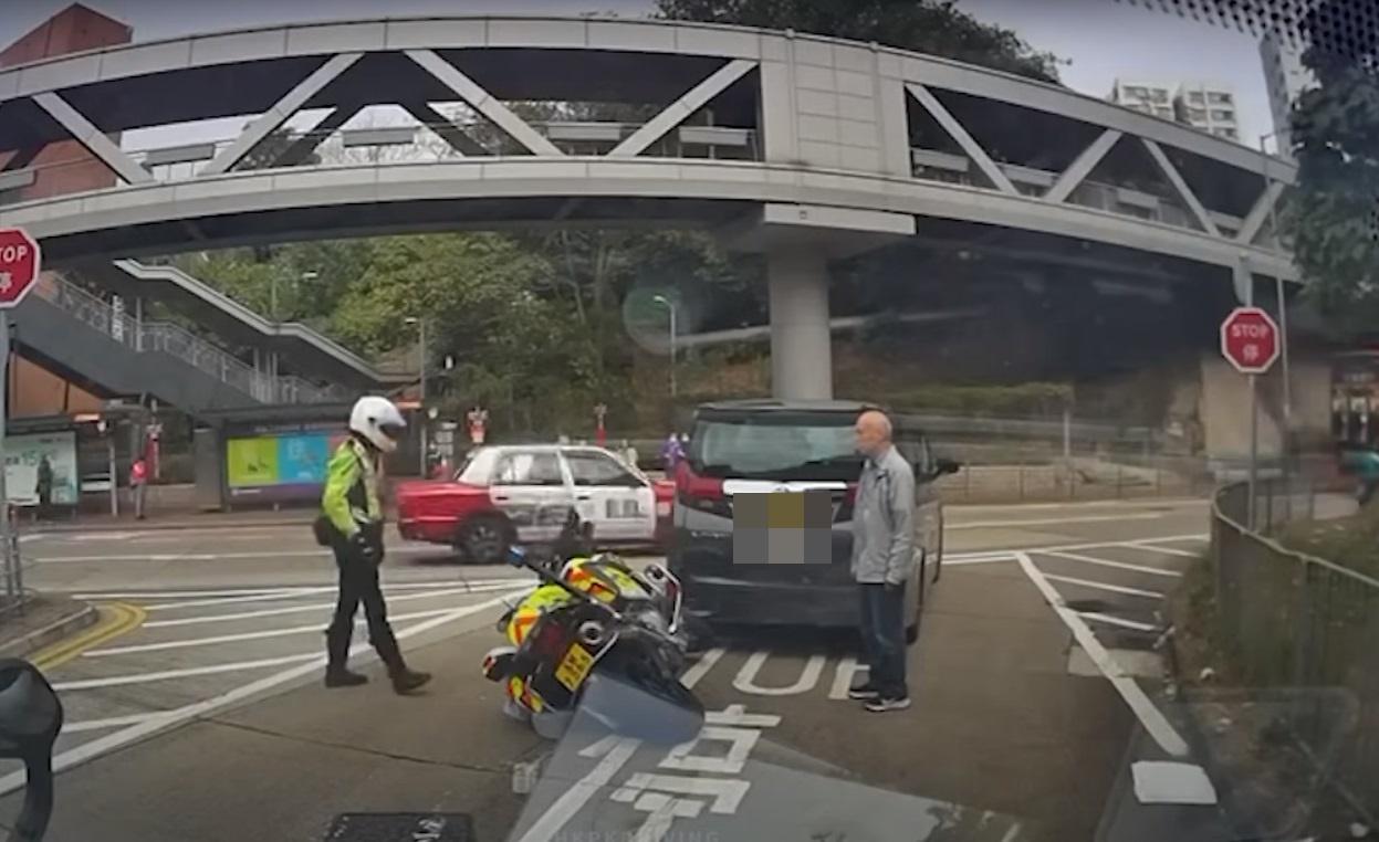 車Cam直擊|警察鐵騎在長沙灣道撞私家車車尾,警員失平衡倒地。(網片截圖)