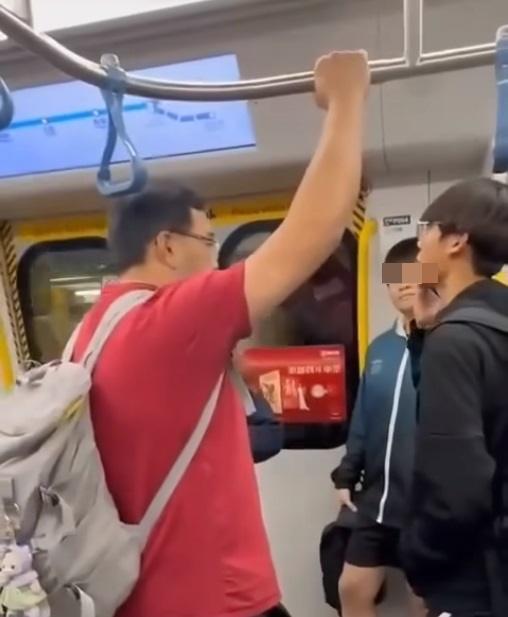 網上熱話|短褲女港鐵「M痛」踎地惹目光 斥學生哥視姦:你知唔知性騷擾嘅定義係咩?(網片截圖)