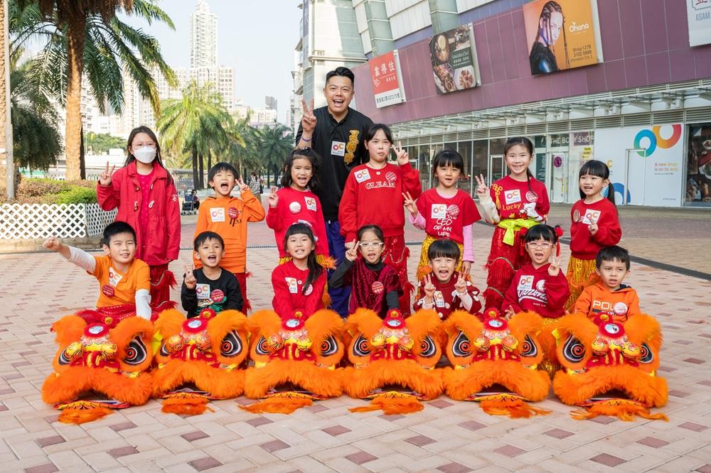 夏國璋龍獅團第四代傳人夏敬文師傅與14位6至10歲小朋友成為「兒童顧問團」合影。