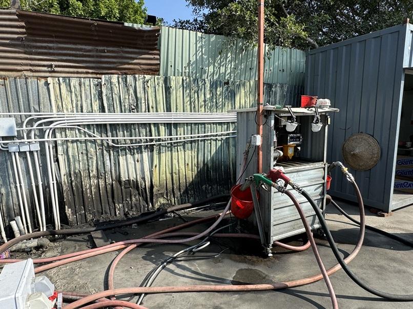 消防元朗搗非法加油站 檢2.4萬公升柴油截持牌油車