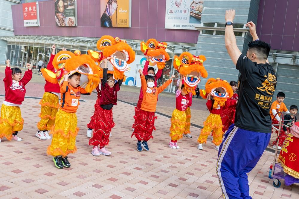 夏師傅教授舉獅頭基本技巧。