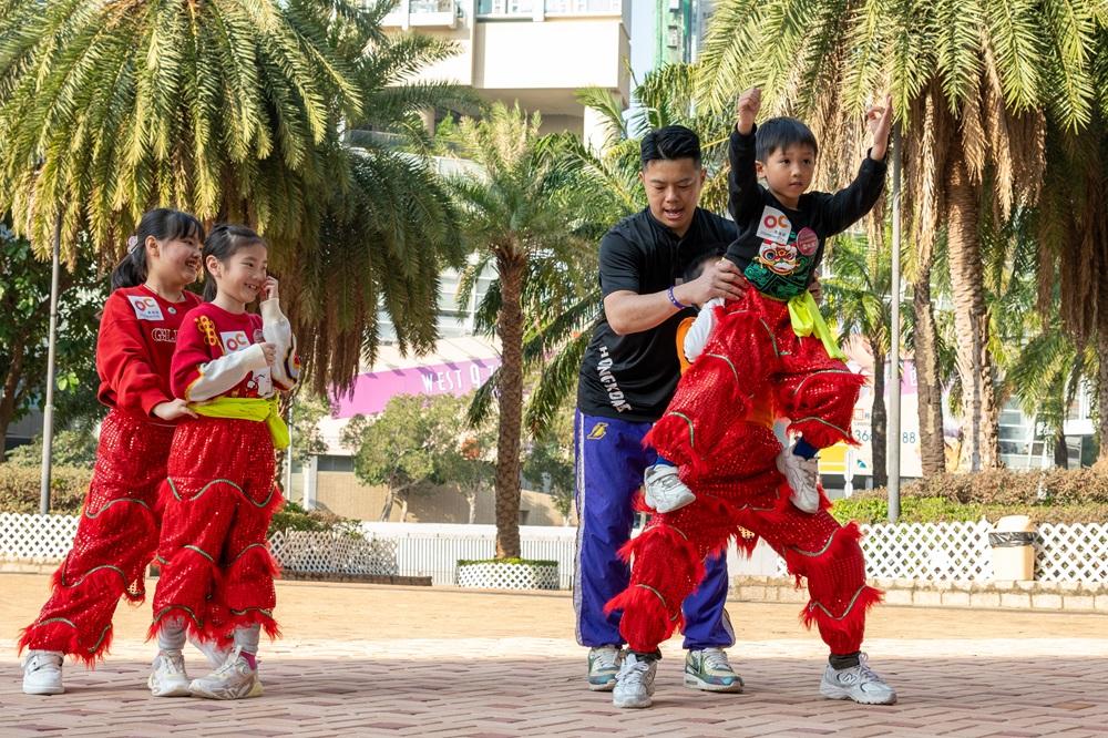 跳上合作者的大腿是較難的舞獅技巧。