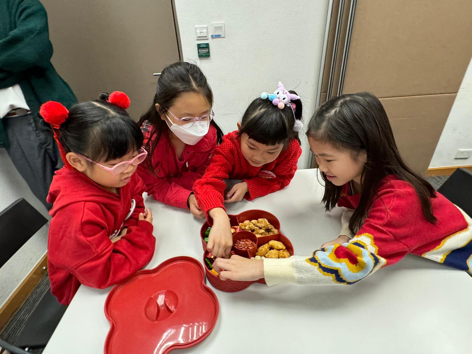 攢盒放不同食物及糖果,如金黃色的油炸代表金銀滿屋,甜食代表甜甜蜜蜜。