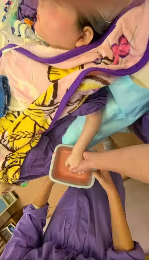 兒童癌症基金會到院為父女製作手模留念。(天瑜醫療事故關注組fb圖)