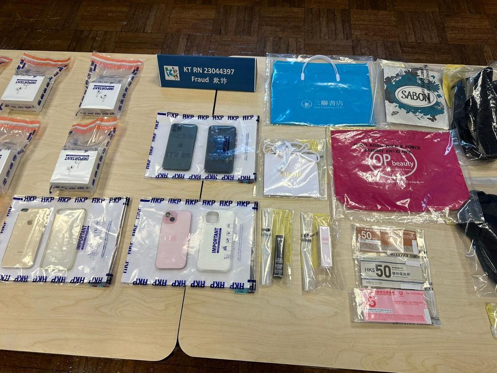 警方展示檢獲的贓物及證物。