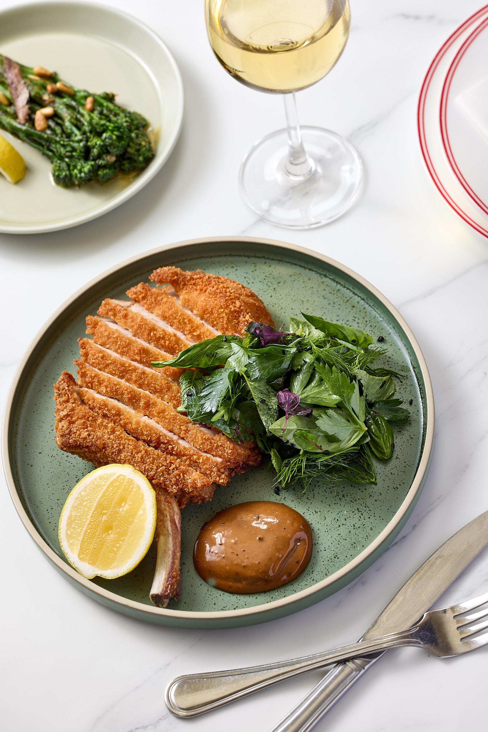 米蘭小牛肉伴香草沙律及黑蒜蛋黃醬 ($388)