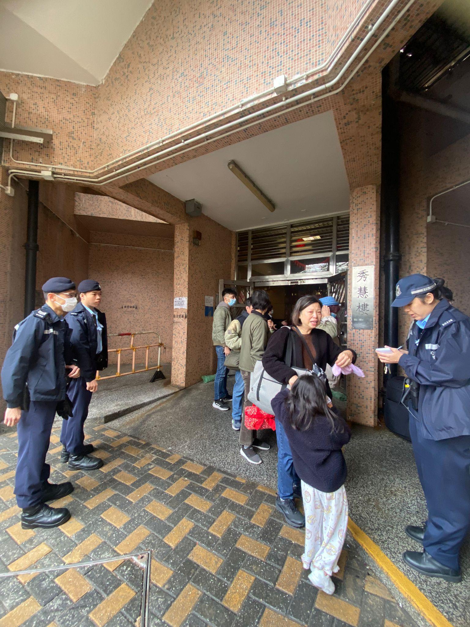 有住客逃生後情緒激動