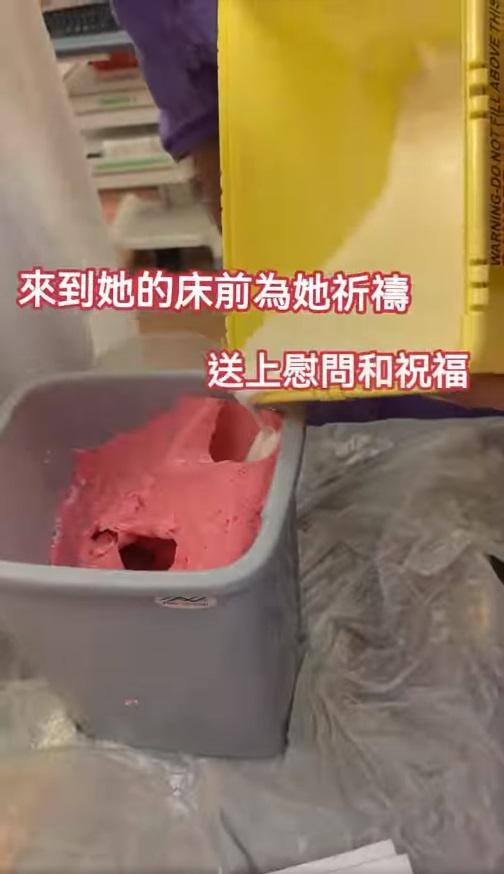 兒童癌症基金會到院為父女製作手模留念。(天瑜醫療事故關注組fb圖)