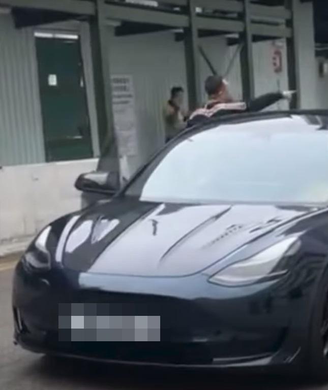 網上熱話|Tesla躁漢「兜巴星」VTC學生 網民跪求前傳。(網片截圖)