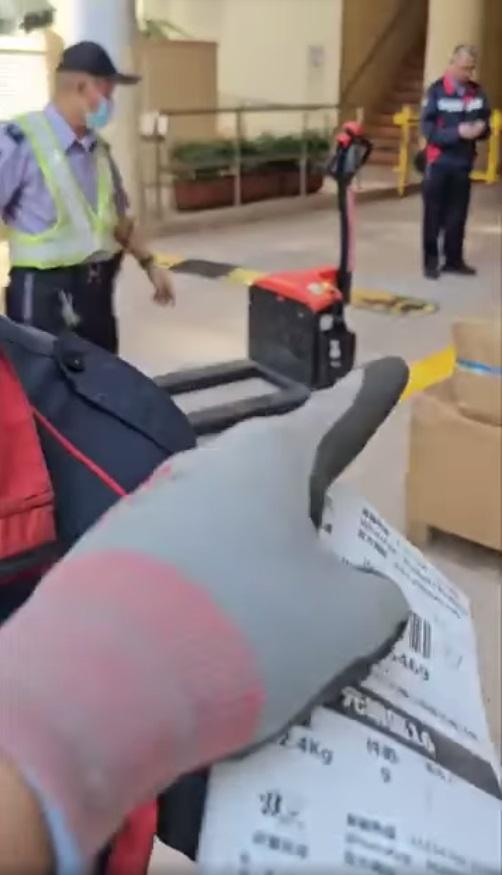 網上熱話|元朗保安因唧車問題與送貨員爆口角,雙方爆粗。(網片截圖)