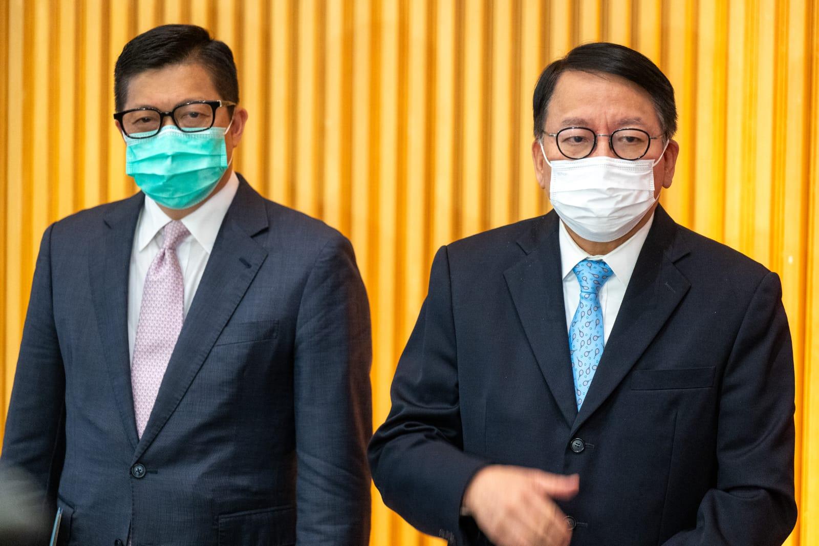 政務司長陳國基(右)及保安局長鄧炳強。(陳奕釗攝)