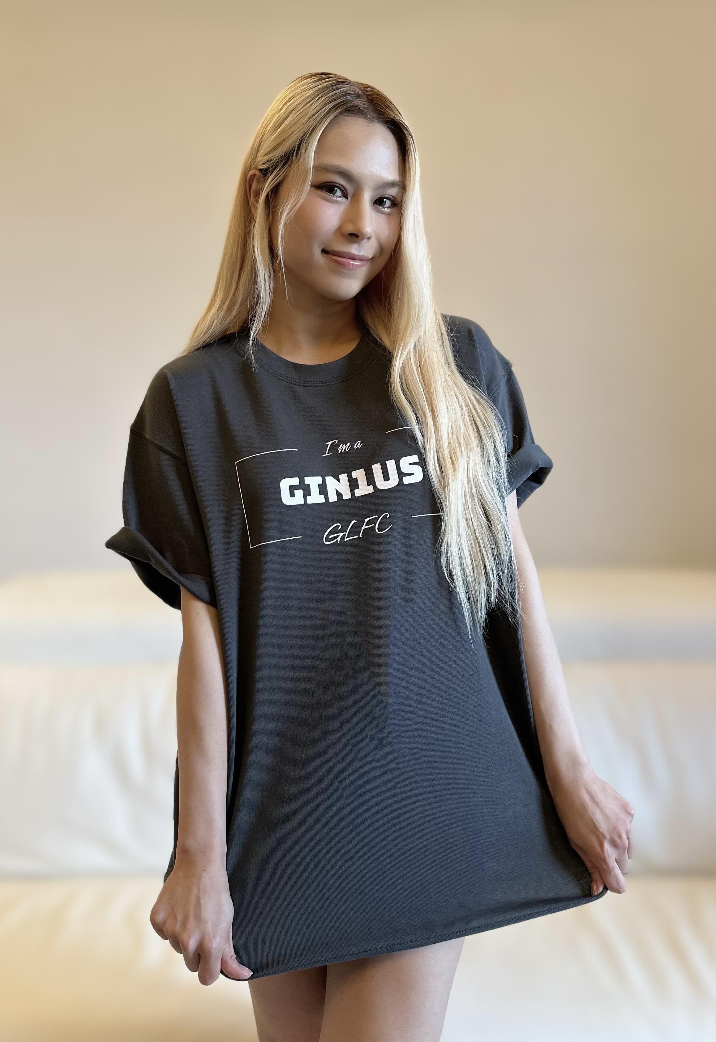 Gin Lee穿上官方歌迷會Tee。